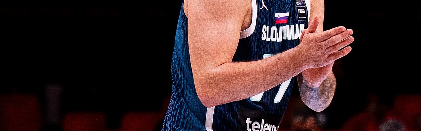 开云APP-东契奇半场高效斩获24分4篮板6助攻 与约基奇展开数据对决