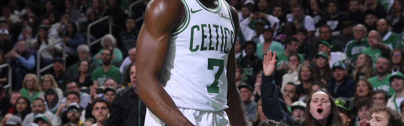 杰伦-布朗：队里有多人是承担不同责任的领袖 我更多是发声鼓劲的