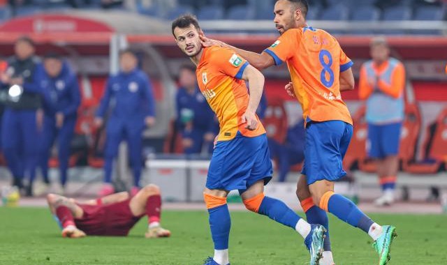 亚洲名帅十年恩仇延至中超，鲁沪对决鹿死谁手？