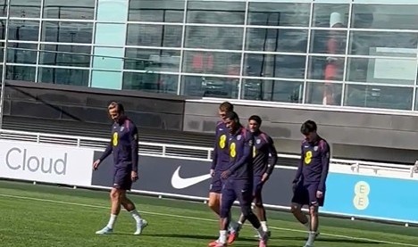 开云体育下载-英格兰全员参与训练，斯通斯因肌肉伤势退出阵容