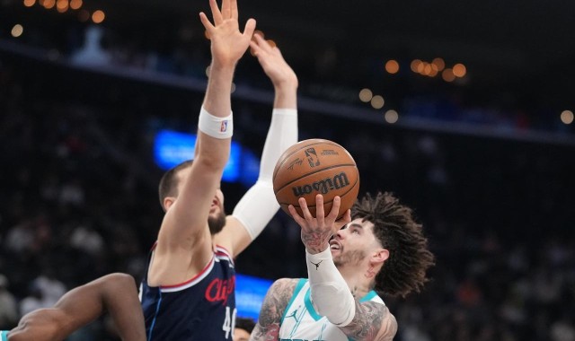 kaiyun-超越奥尼尔！哈登得分历史第9！出来见上帝！小卡35+5+3打爆黄蜂