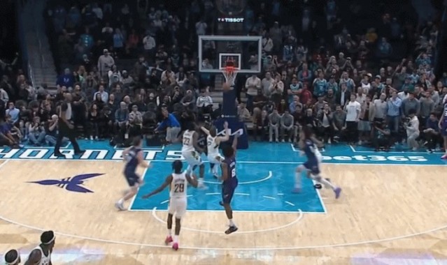 开云体育下载-绝杀战术没打出来！三球突破受阻无奈分球 塞克斯顿干拔篮外空心